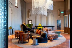 lobby de l'hôtel au design contemporain