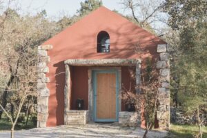 petite maison à l'architecture traditionnelle du Portugal dans un hotel près du Sanctuaire de Fatima -