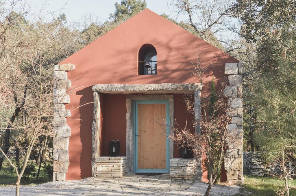 petite maison à l'architecture traditionnelle du Portugal dans un hotel près du Sanctuaire de Fatima -