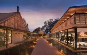 patio intérieur illuminé aux bougies le soir entre terrasses et bassins d'eau