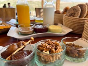 petit déjeuner dans un boutique hôtel à lalla takerkoust au Maroc