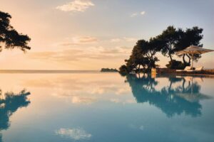 Piscine de l'hôtel Sani Club en Grèce au coucher du soleil