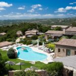 vue aérienne de l'hôtel Petra Segreta Resort and Spa en Sardaigne