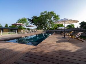 piscine extérieure chauffée à l'hôtel La Marine sur l'Ile de Groix