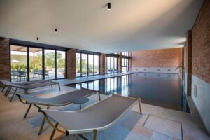 piscine inérieure avec hammam, sauna et massages dans le Piémont