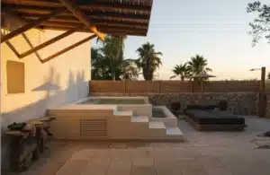 terrasse avec piscine privée dans une des suites de l'hôtel