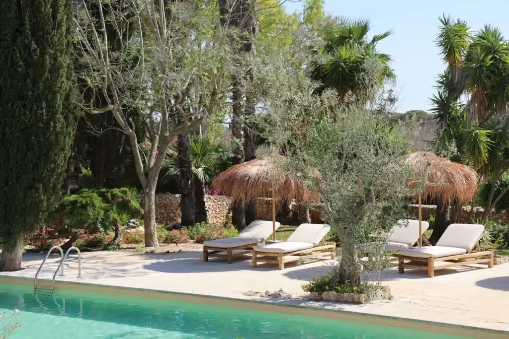 piscine extérieure et transats pour un moment de détente à l'hôtel Tenuta Negroamaro dans les Pouilles, en Italie