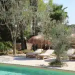 piscine extérieure et transats pour un moment de détente à l'hôtel Tenuta Negroamaro dans les Pouilles, en Italie