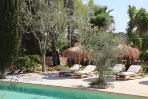 piscine extérieure et transats pour un moment de détente à l'hôtel Tenuta Negroamaro dans les Pouilles, en Italie