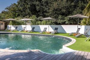 piscine extérieure dans un hôtel à Port Tudy à Groix