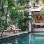 jardin luxuriant avec piscine privée dans une maison de 400m² en location vacances à Bali