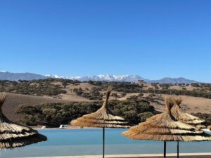 piscine avec vue panoramique sur le Grand Atlas au Maroc