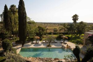 piscine extérieure de l'hôtel avec vue sur la campagne des Pouilles