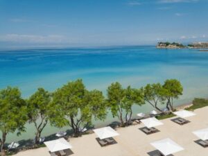 terrasse avec transat au bord de la mer Egée pour des vacances en famille