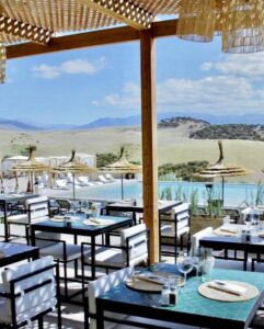 restaurant avec vue sur la piscine et sur le Grand Atlas au Lahô Lodge près de Marrakech