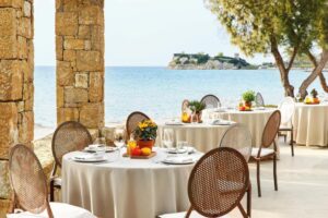 table de l'un des restaurants du Sani Club avec vue panoramique sur la mer