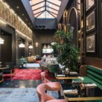 salle de restaurant sous une verrière à l'hôtel Umiltà 36 à Rome où l'on prend un délicieux petit déjeuner avant de partir en visite dans la ville