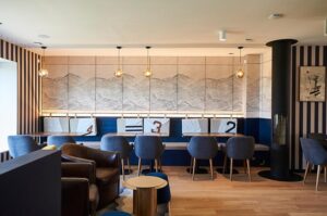 salle du bar servant pour le petit déjeuner à la décoration marine
