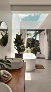 salle de bain avec baignoire ilot sous une verrière pour voir le ciel depuis son bain