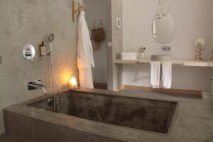 baignoire au style bassin naturel dans une chambre d'un hôtel au Portugal