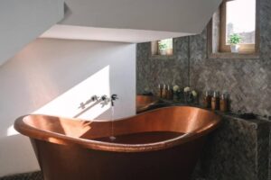 salle de bian avec baignoire à Bali