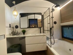 salle de bain avec baignoire à remous