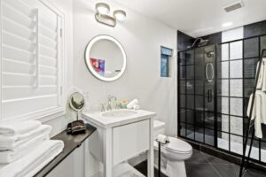 salle de bain de l'hôtel Bespoke Inn Flagstaff sur la route 66 proche du Grand Canyon