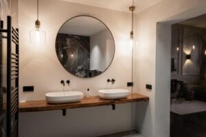 salle de douche avec double vasque