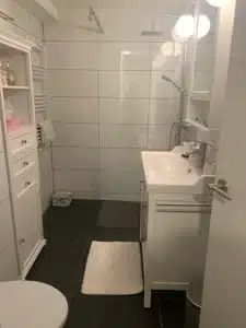 salle de douche dans la maison 3 chambres en location vacances proche des champs de tulipes