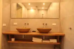 salle de douche avec double vasque