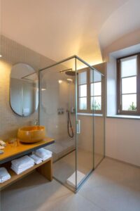 salle de douche d'une des chambres de l'hôtel Villagio Narrante Cascina Galarej
