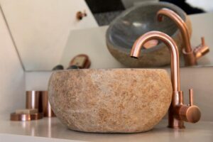 vasque en pierre à la chambre d'hôtes Lodge et Loft