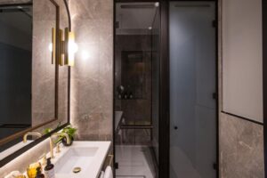 salle de douche moderne et luxueuse dans Rome