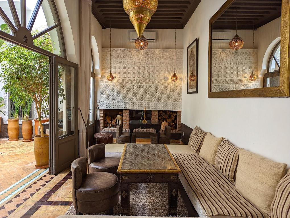 salon avec cheminée à la décoration orientale sobre