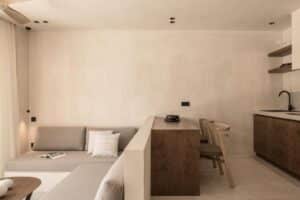 Salon et coin repas dans une suite du Seven Rocks