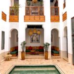 patio avec piscine dans un riad au centre de Marrakech au Maroc