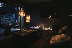 salon avec cheminée au gaz moderne donnant sur la terrasse