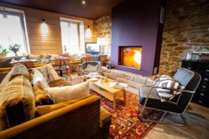salon avec cheminée à l'hôtel Ty Mad sur l'île de Groix