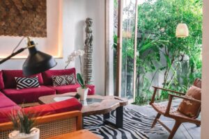 salon ouvrant sur le jardin luxuriant à Bali