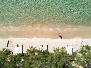 vue aérienne de la plage privée de l'hôtel Sani club sur la mer Egée en Grèce
