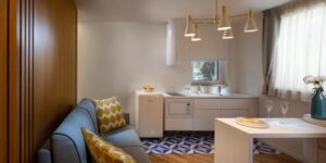 séjour dans un studio avec canapé lit et kitchenette équipée