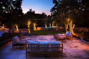 salon dans le jardin illuminé pour les soirées