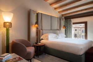 Suite Junior avec luminaire en verre de Murano à Venise