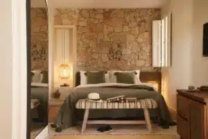 chambre cosy et élégante qui combine des éléments naturels et modernes