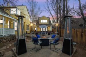 terrasse avec brasero pour une soirée détente en extérieur