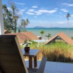vue mer depuis la terrasse d'un bungalow dans un hôtel à Koh Mak