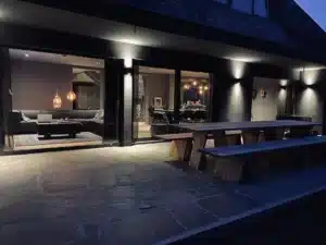 terrasse donnant sur le salon et la salle à manger