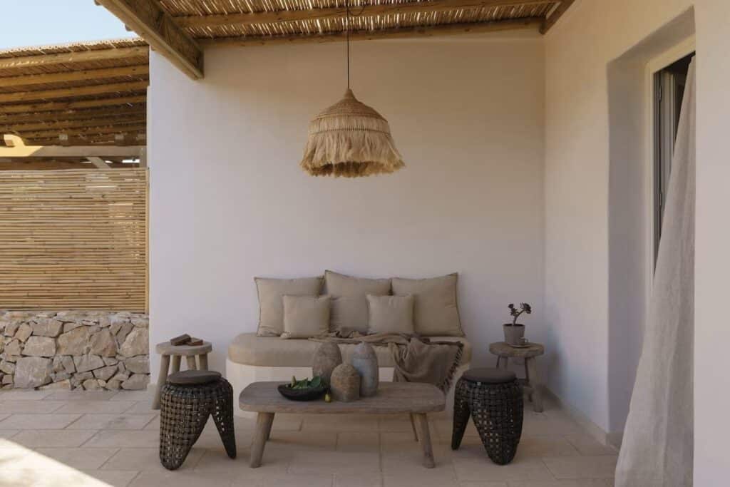 terrasse couverte d'une des suites de l'hôtel Tenuta Negroamaro