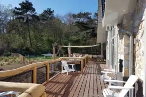 terrasse avec vue sur le jardin et l'étang baignable