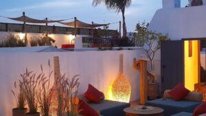rooftop, toit terrasse d'un riad avec salon et lumière tamisée